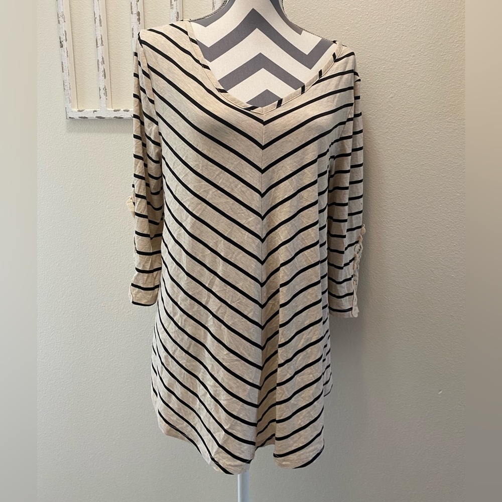 Fringe Benefits Women’s Size 1X‎ Cream Black Stripe Swing Top Lace Sleeve Detail